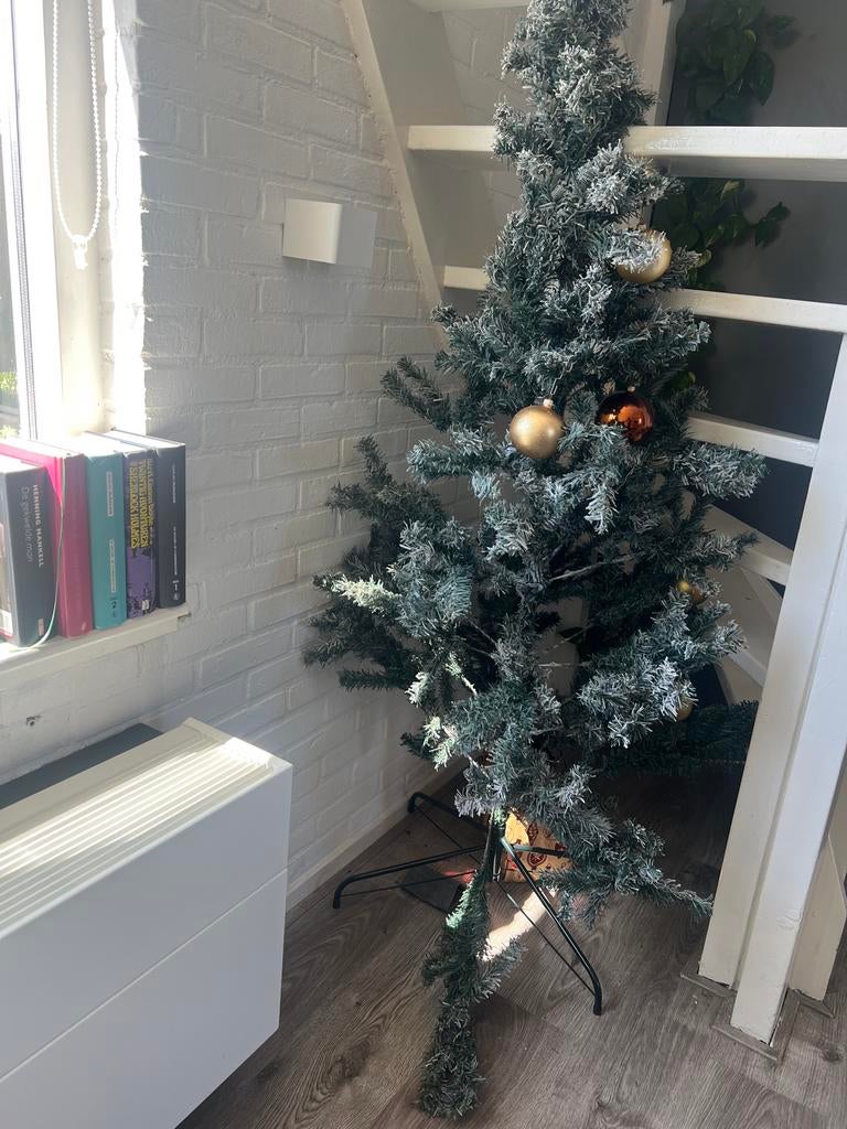 Kunstkerstboom met sneeuweffect + verlichting + kerstcadeau, Diversen, Kerst, Ophalen of Verzenden