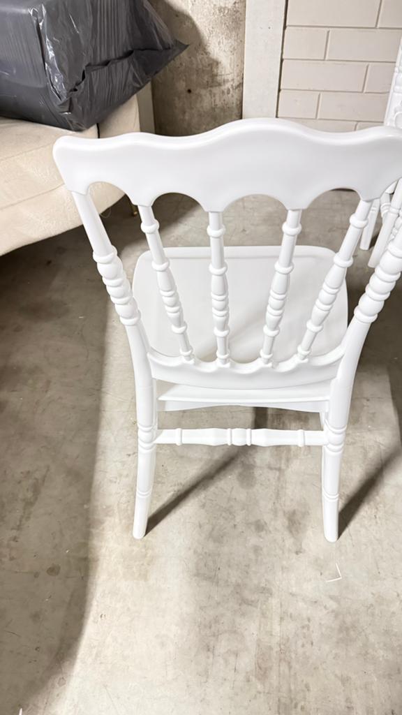 Te koop 50 stuks nieuwe witte Napoleon stoelen, Ophalen of Verzenden, Gebruikt, Complete inventaris