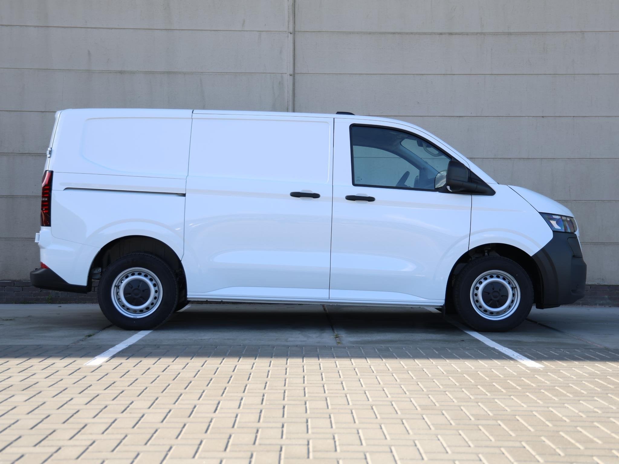 Volkswagen e-Transporter Life L1 71kWh 136 PK | Navigatie vi, Auto's, Automaat, Zwart, 71 kWh, Volkswagen