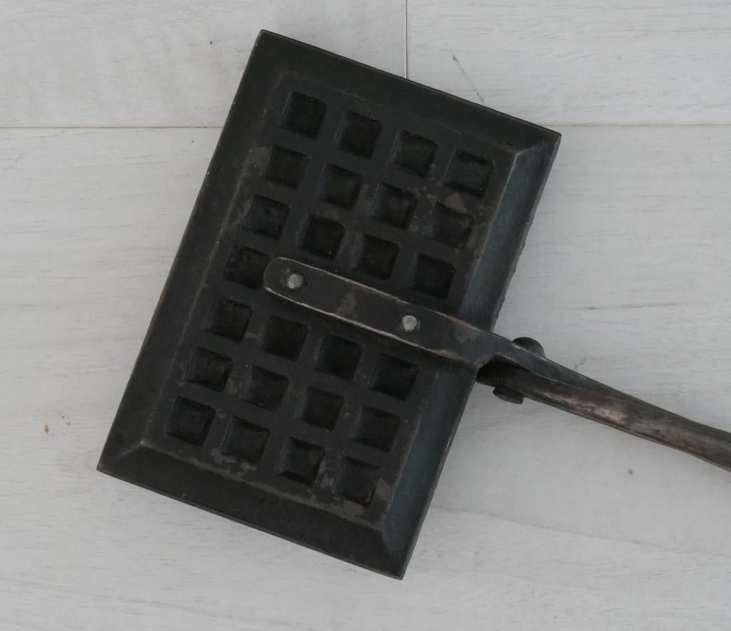 antiek wafelijzer, gietijzer, sluiting te vergrendelen, Ophalen of Verzenden