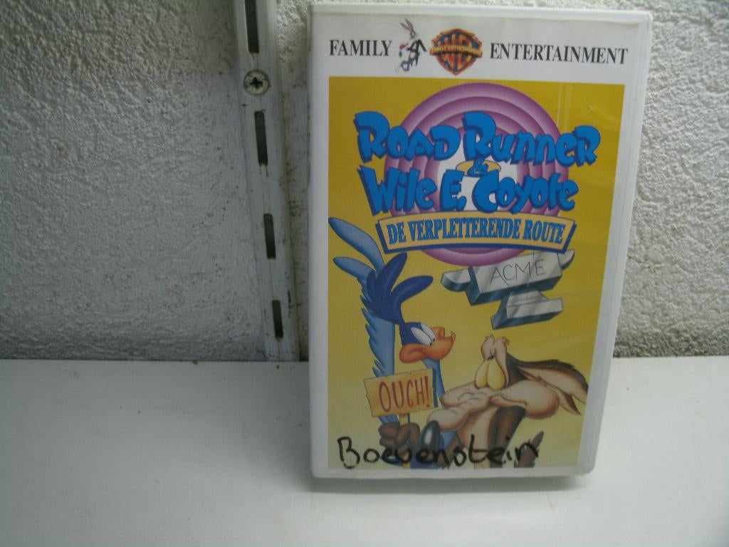 vhs 92a road runner verpletterende route, Cd's en Dvd's, VHS | Kinderen en Jeugd, Vanaf 16 jaar, Ophalen of Verzenden, Zo goed als nieuw