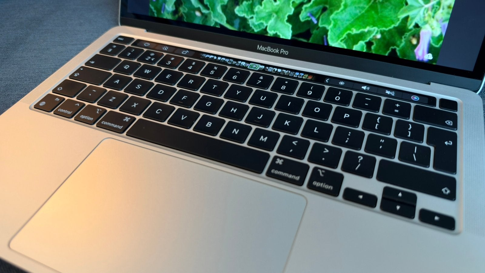 Foto 3 van  MacBook Pro 13” M1 256GB touchbar uitstekende staat