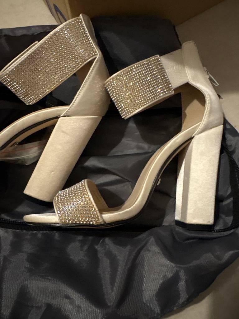 Elegante Pumps met Strass Details m 36, Ophalen of Verzenden, Zo goed als nieuw, Beige, Pumps