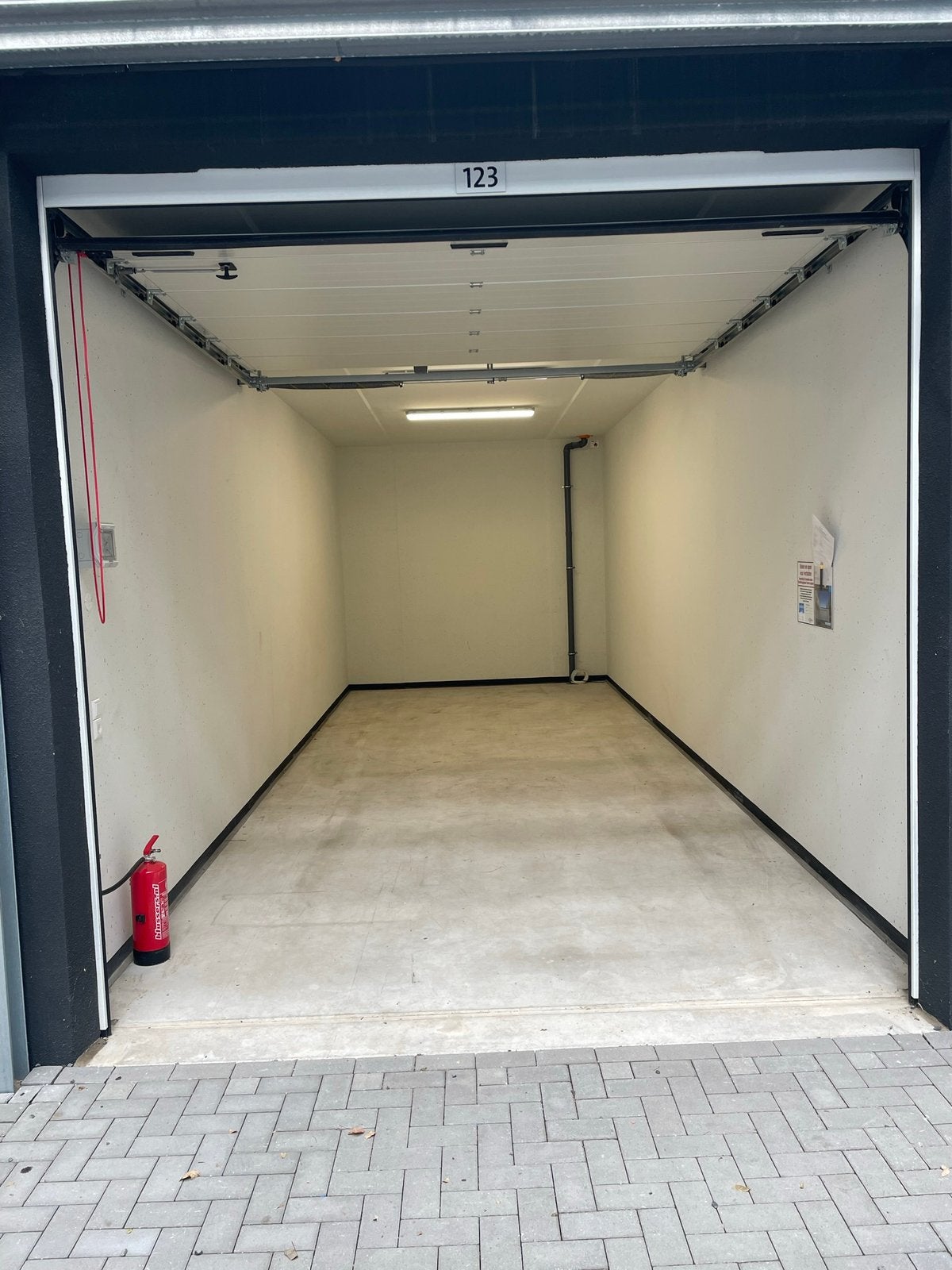 Te huur XL Garagebox/ werkruimte Rotterdam 31m, met elektra