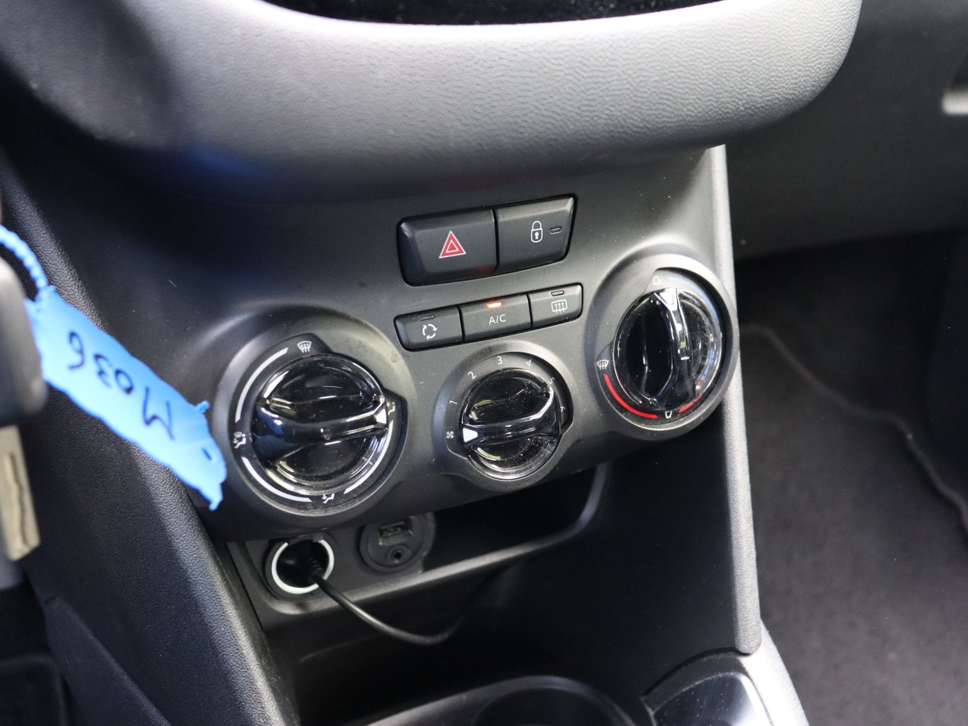 Foto 15 van Peugeot 208 1.2 PureTech Blue Lion navi LM carplay org NL