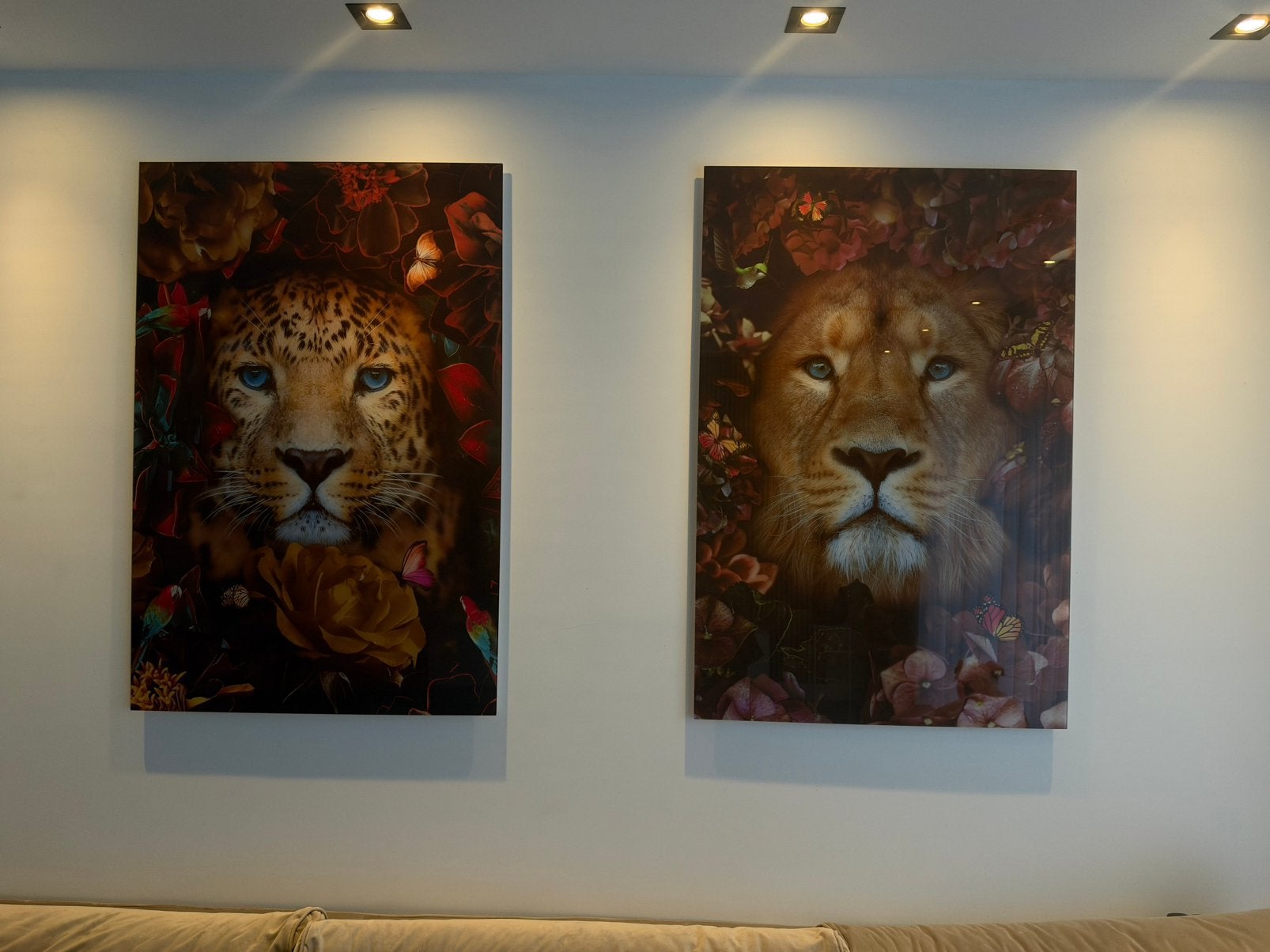 twee glazen wanddecoraties met een luipaard en leeuw, Ophalen