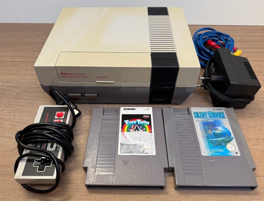 Nintendo NES | 2 Games | 1 controller | Adapter | AV-kabel, Spelcomputers en Games, Verzenden, Gebruikt, Met 1 controller, Met games