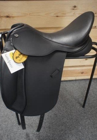 Dressuur zadel Kavalkade Helena 18 inch 33 boom wide zwart, Dieren en Toebehoren, Paarden en Pony's | Zadels, Dressuur, Wijd, Overige merken