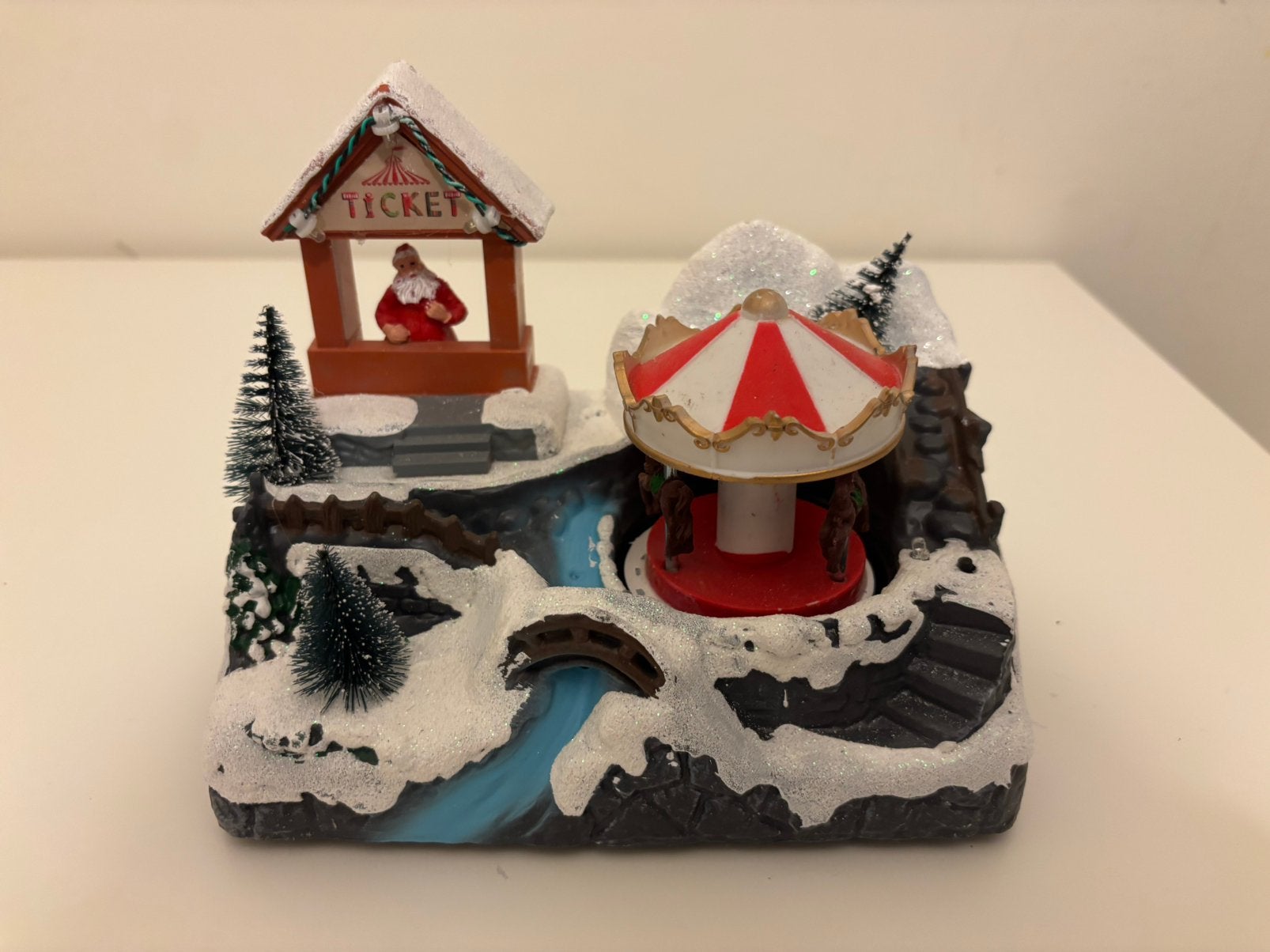 Kerstdorp Tafereel met Draaiende Carrousel, LED & Muziek, Diversen, Ophalen, Zo goed als nieuw