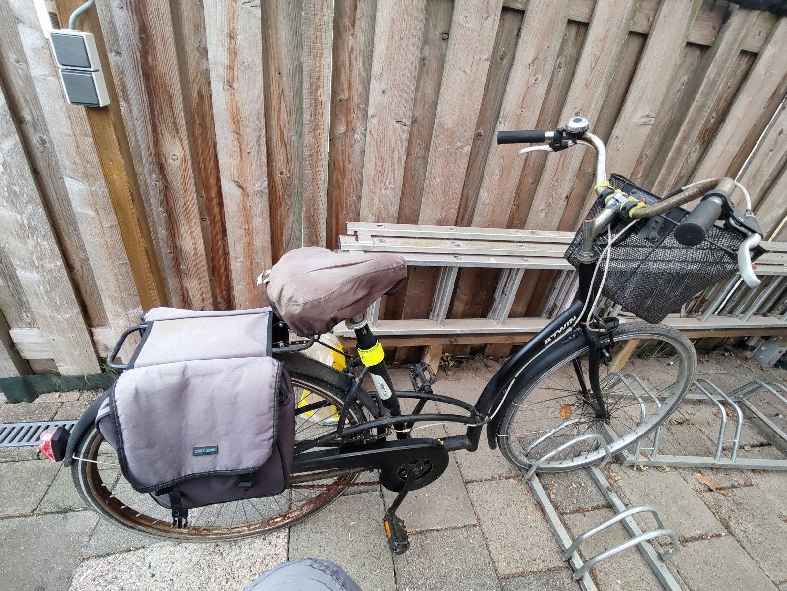 B'TWIN Damesfiets met Mand en Fietstassen - Ideaal voor Stad, Ophalen, Gebruikt, Overige merken