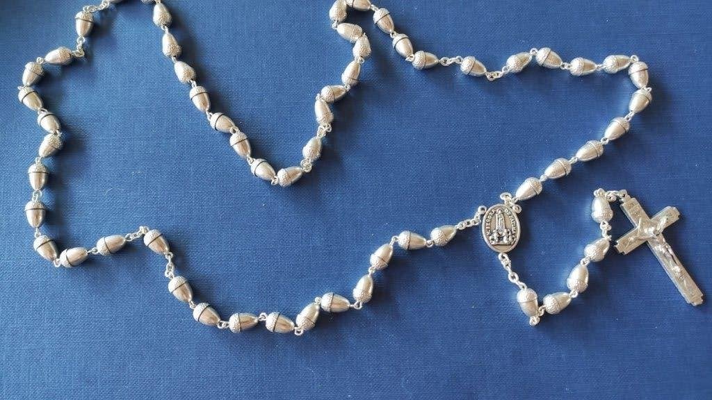 524 Mooie rozenkrans met eikeltjes en zand uit Fatima, Ophalen of Verzenden, Zo goed als nieuw, Overige typen, Christendom | Katholiek