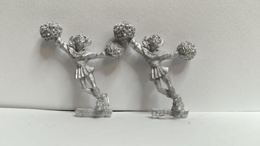 2 bloodbowl cheerleaders, Ophalen of Verzenden, 1:50 of kleiner