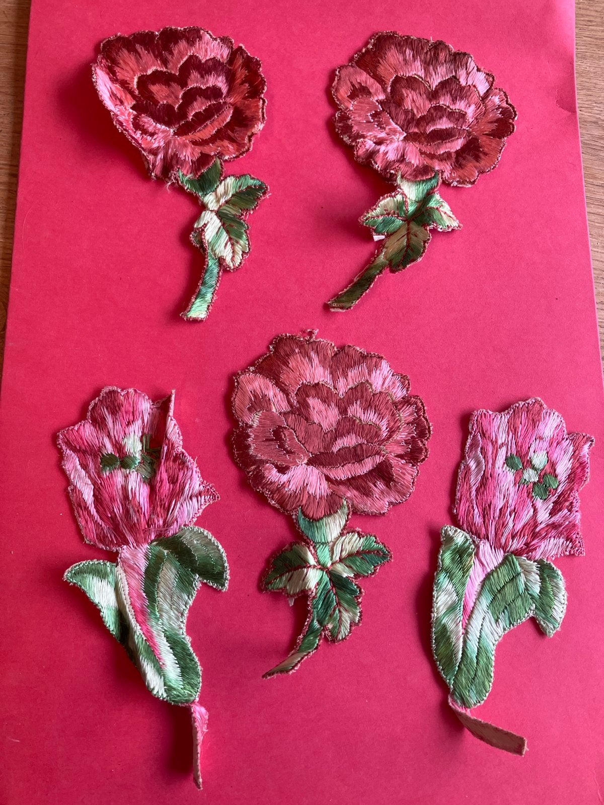 Set van 5 geborduurde bloem applicaties - Anjers, Ophalen of Verzenden, Gebruikt, Applicatie