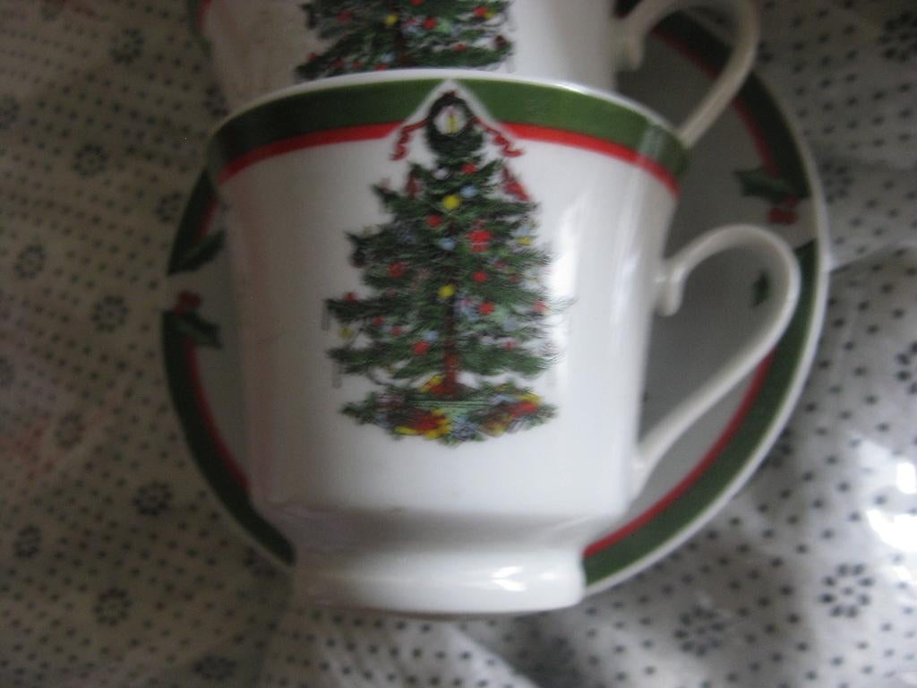 kop en schotels    4 stuks kerst, Verzenden, Nieuw, Overige stijlen, Kop(pen) en/of Schotel(s)