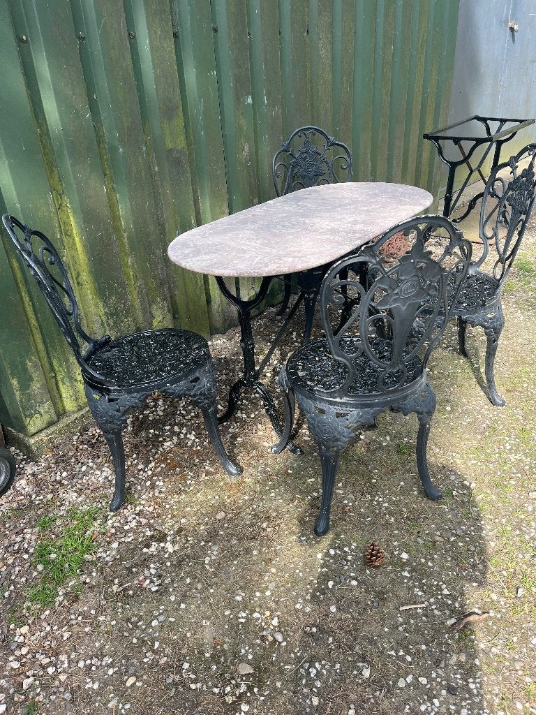 ovale bistrotafel met marmeren blad en 4 metalen stoelen, Ophalen, Gebruikt, Tuinset, Eettafel