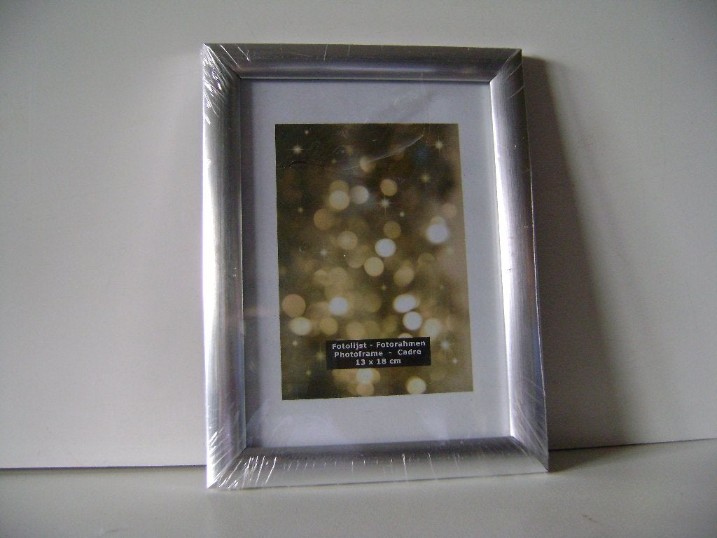 Nieuw fotolijstje met zilverkleurige rand.13x18cm.Gesealed, Audio, Tv en Foto, Fotografie | Fotolijsten, Ophalen of Verzenden