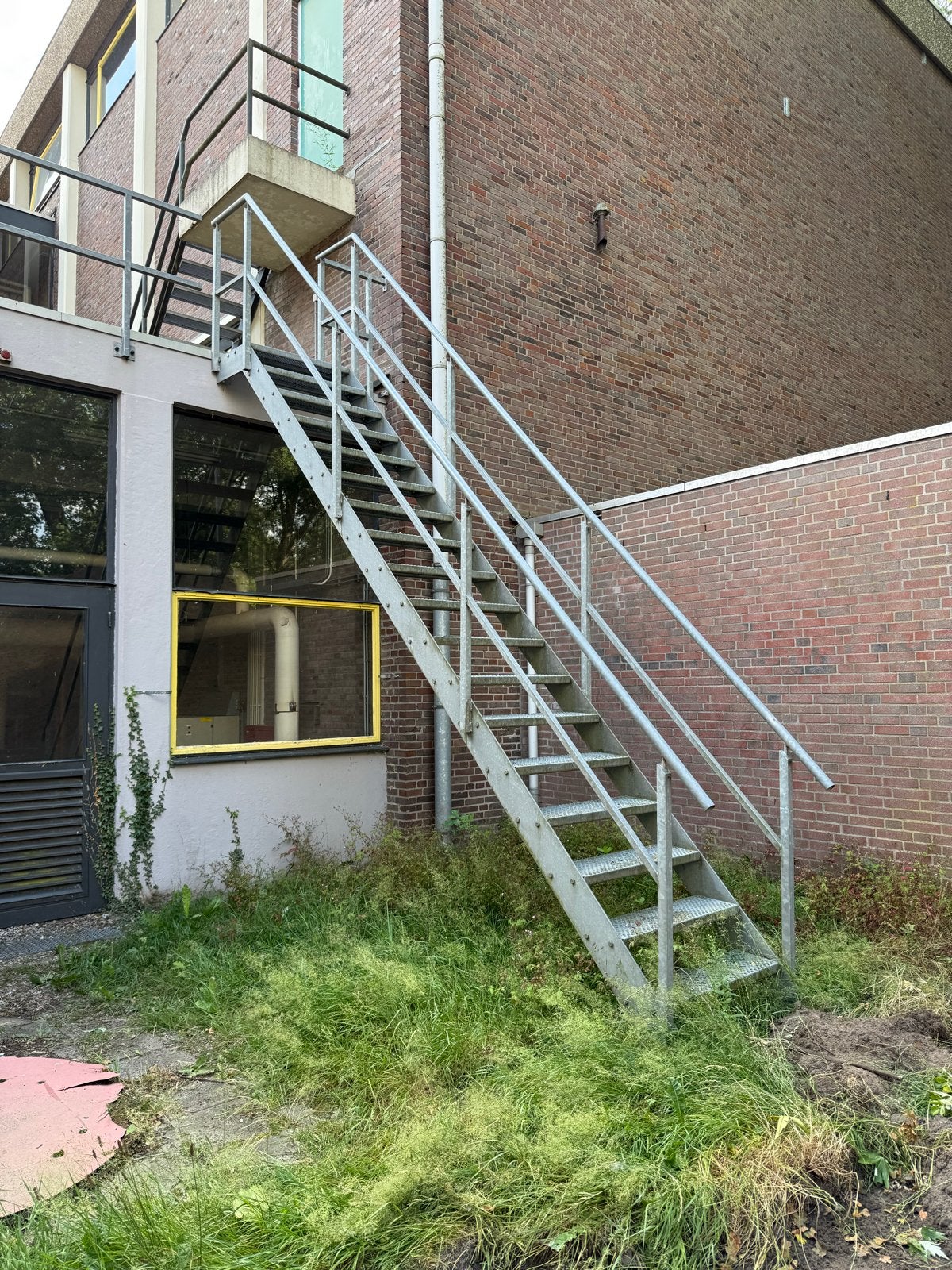 2 stuks Stevige metalen buitentrap met leuning, Ophalen, Gebruikt, Overige typen, 2 tot 5 meter