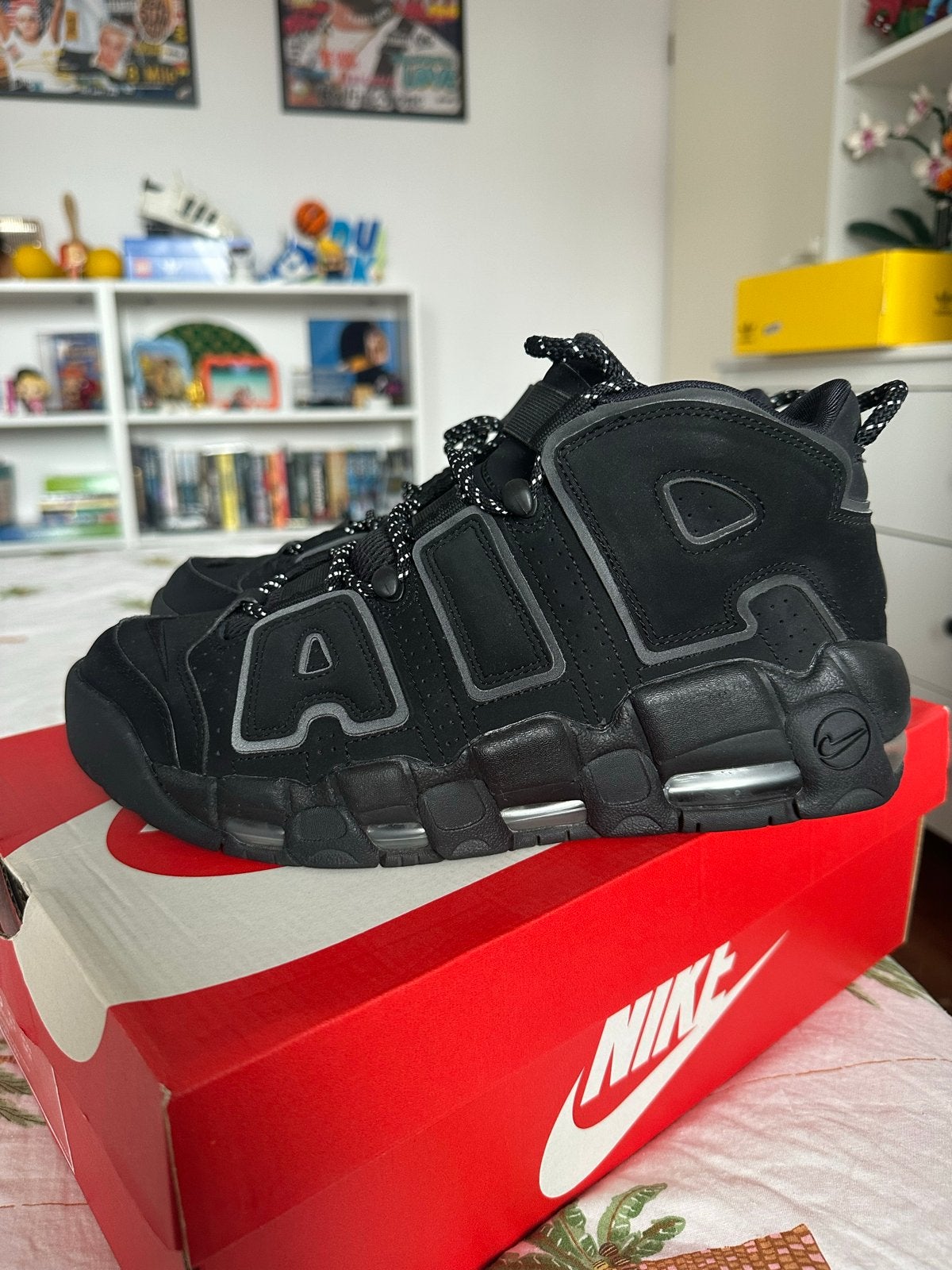 Nike Air More Uptempo 'black reflective' Sneakers - Maat 42, Ophalen of Verzenden, Zo goed als nieuw, Zwart, Sneakers of Gympen