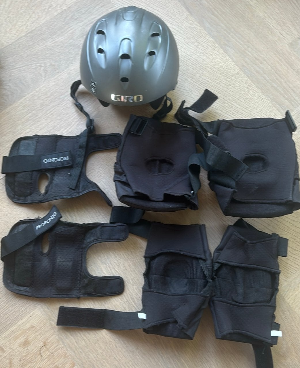 3 in 1 Set Kniebeschermers etc Skate / step/ skeeler S, Ophalen of Verzenden, Zo goed als nieuw, Bescherming
