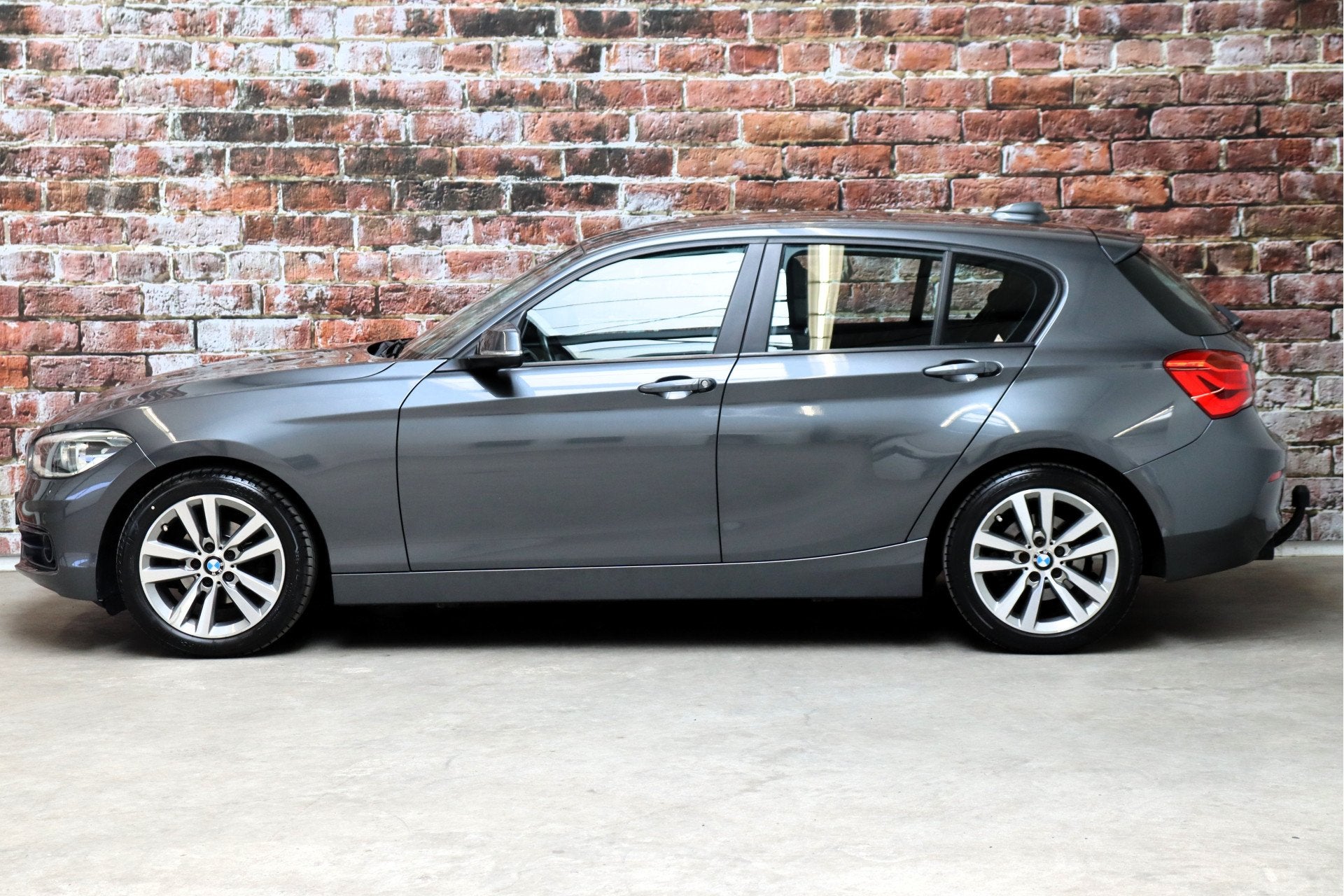 BMW 1 Serie 118i Executive Sport Line Automaat 5 deurs / Nav, Dealer onderhouden, Gebruikt, Automatische klimaatregeling, Origineel Nederlands