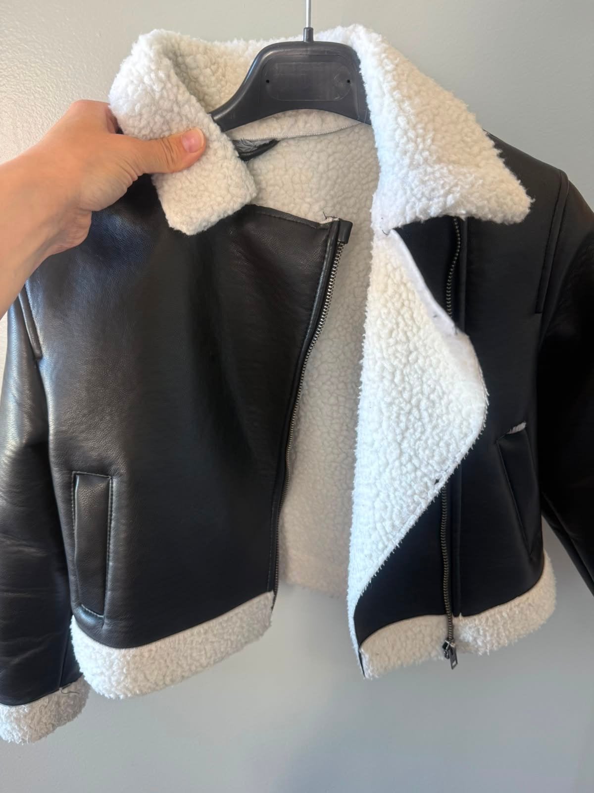 Stoere zwarte jas met teddy voering - maat 122-128, Kinderen en Baby's, Kinderkleding | Maat 122, Ophalen of Verzenden, Gebruikt