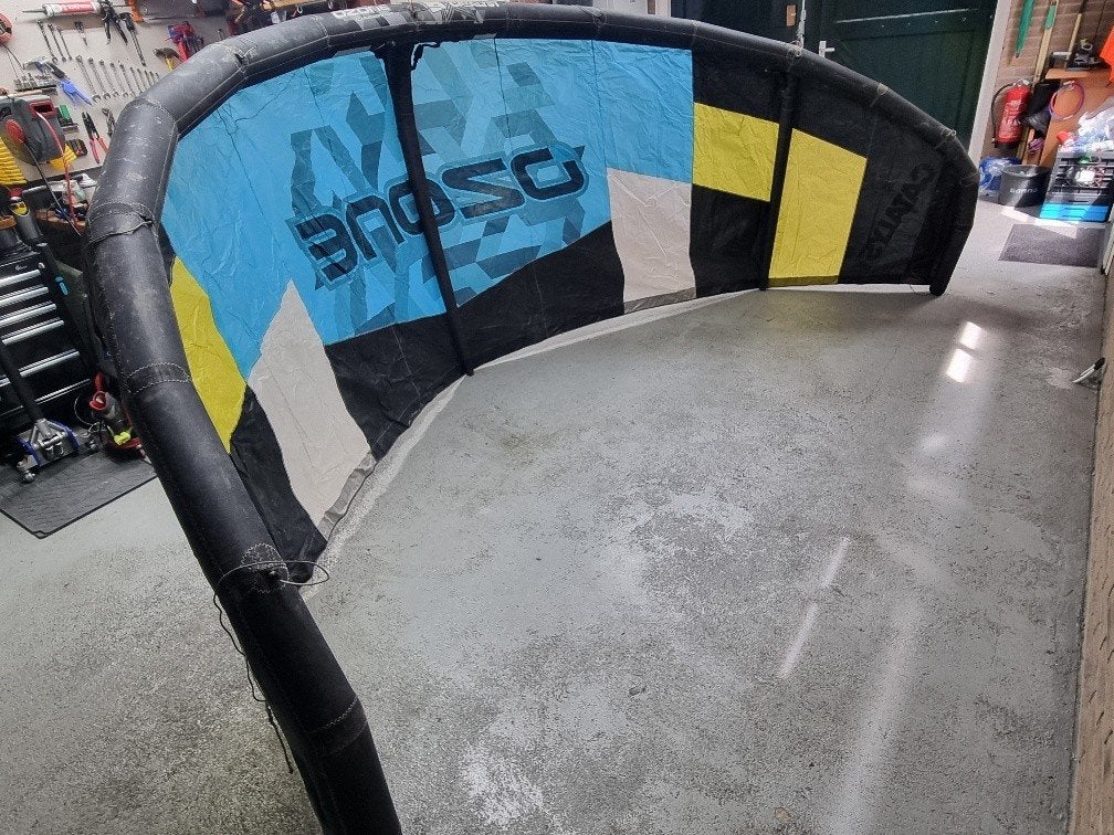 Ozone Catalyst 8 kite. Voor beginners, incl. harnas & lijnen, Watersport en Boten, Kitesurfen, Geen board, Ophalen, Gebruikt, Kite