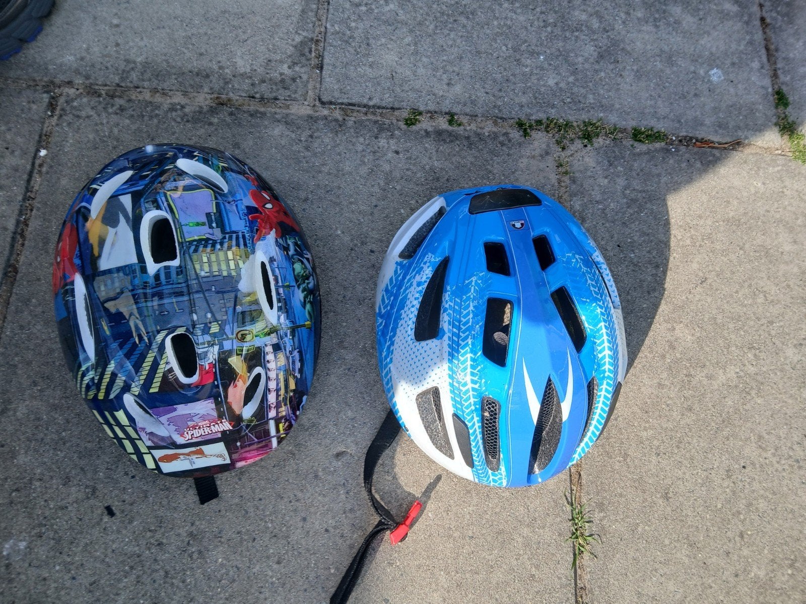 2 kinder fietshelmen - Spiderman en blauw, Fietsen en Brommers, Ophalen of Verzenden, Gebruikt, Jongen of Meisje