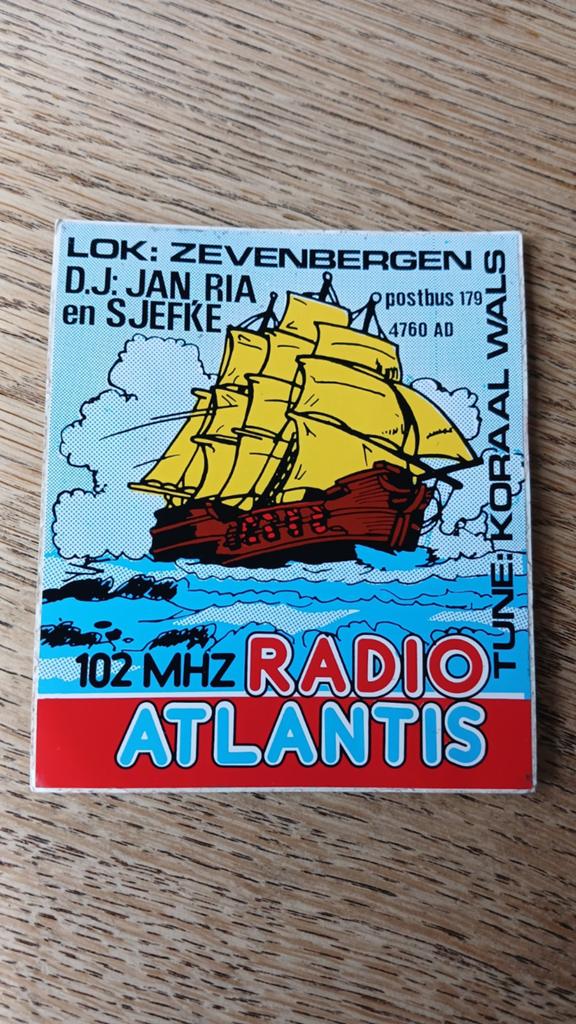 Sticker piraat zendamateur Radio Atlantis schip, ZEVENBERGEN, Ophalen of Verzenden, Zo goed als nieuw