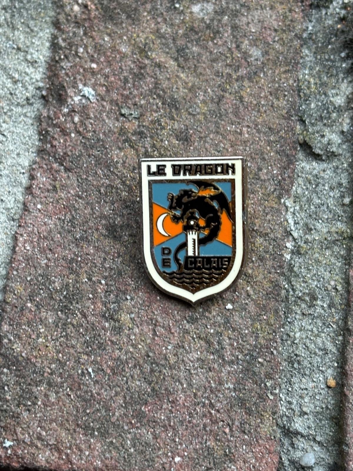 Vintage Pin 'Le Dragon de Calais' - Uniek verzamelobject, Verzamelen, Ophalen of Verzenden, Gebruikt, Stad of Land, Speldje of Pin