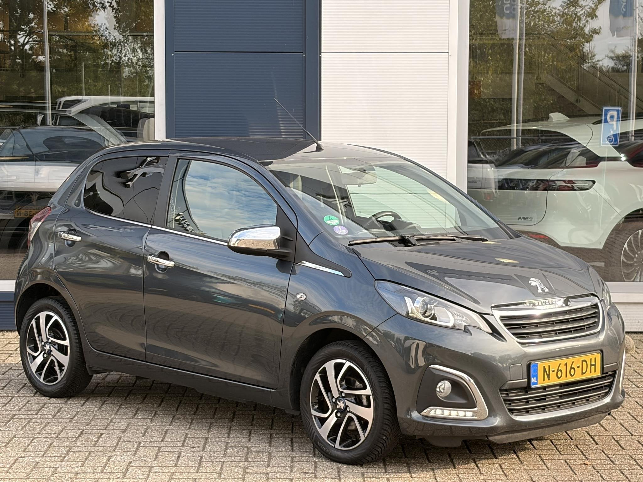 Peugeot 108 1.0 e-VTi Allure I Multimedia systeem I Camera, Voorwielaandrijving, Stof, Gebruikt, Euro 6