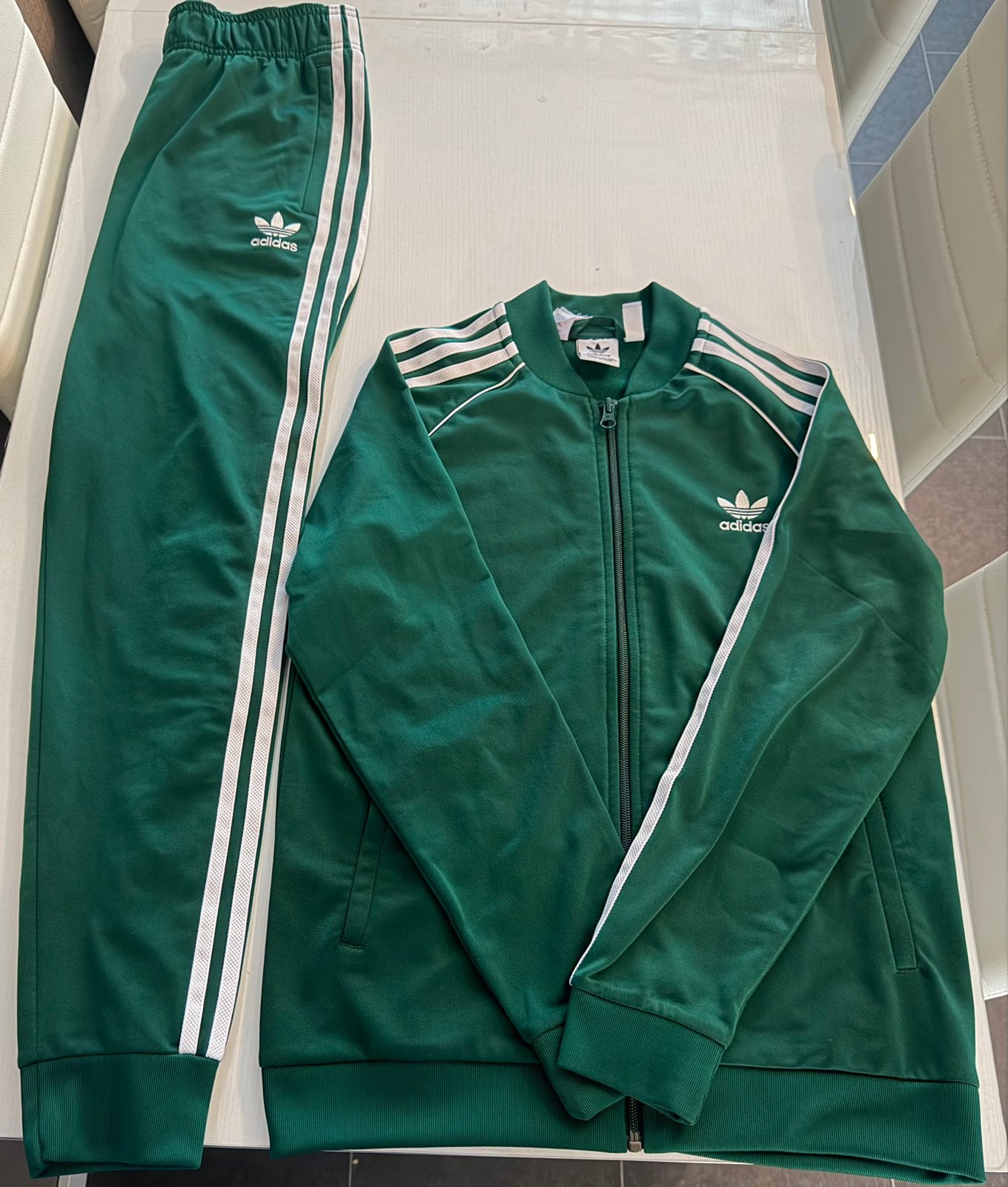 Jongens trainingspak adidas maat 164, Ophalen of Verzenden, Zo goed als nieuw, Jongen, Sport- of Zwemkleding