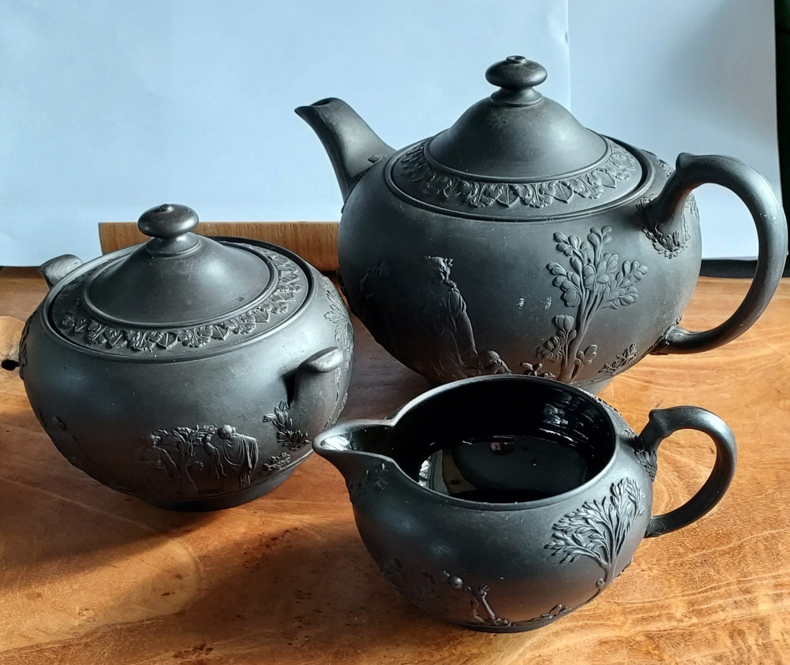 Antieke driedelige Wedgwood Black Basalt set (ca. 1920), Antiek en Kunst, Ophalen of Verzenden