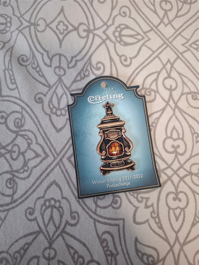 Efteling Pin Winter 2021-2022 Potkacheltje (EPP 437), Verzamelen, Verzenden, Zo goed als nieuw, Button of Speldje