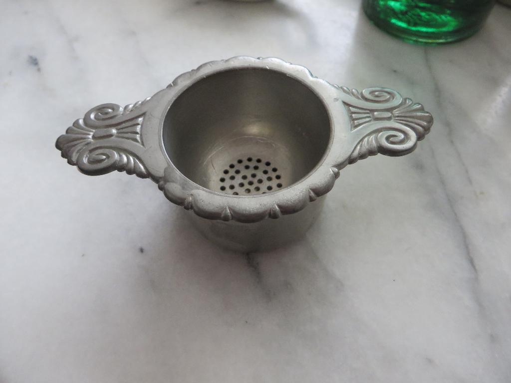 Thee zeef, zwaar Nederlands tin, Tiel firma C K, art deco, Ophalen of Verzenden