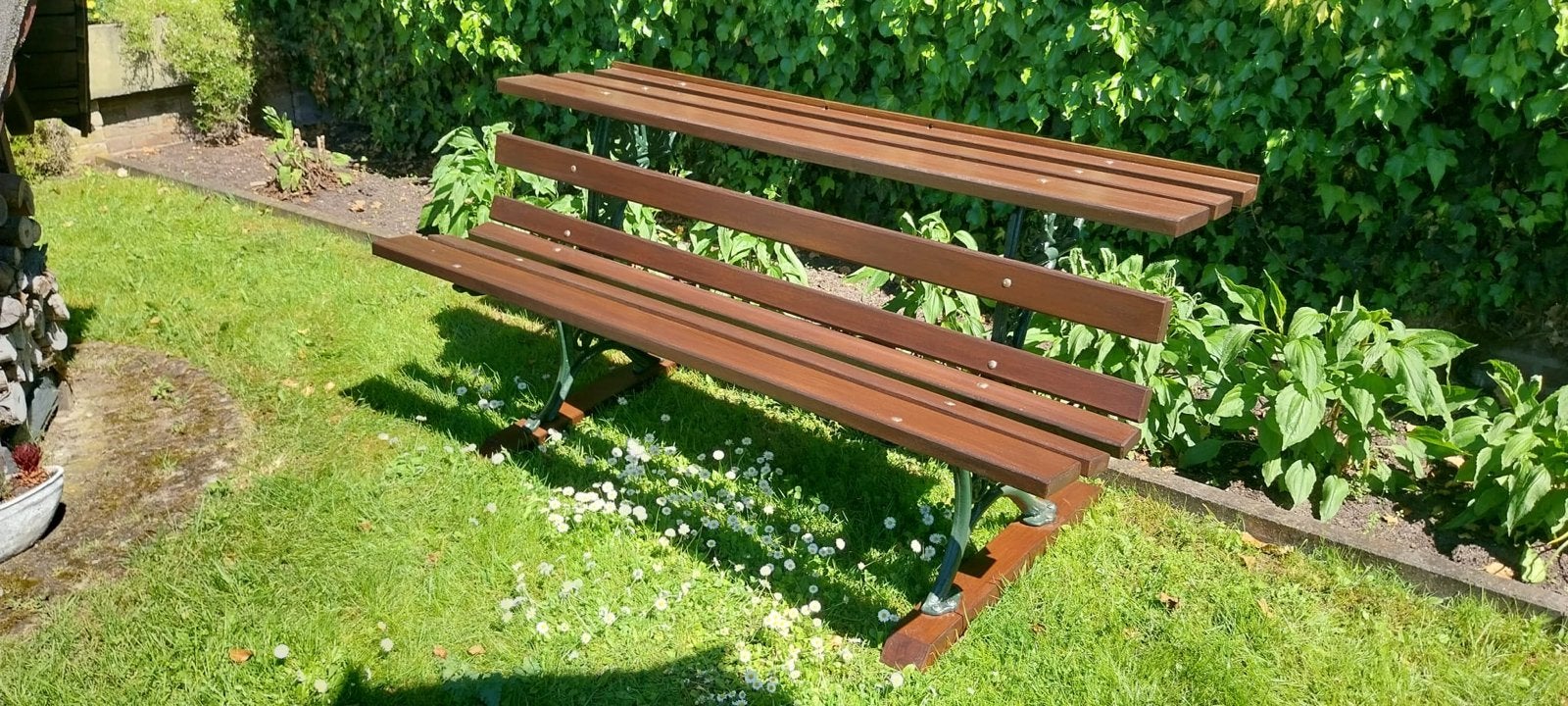 2 Hardhouten tuinbanken met antiek gietijzeren onderstel, Ophalen, Hout