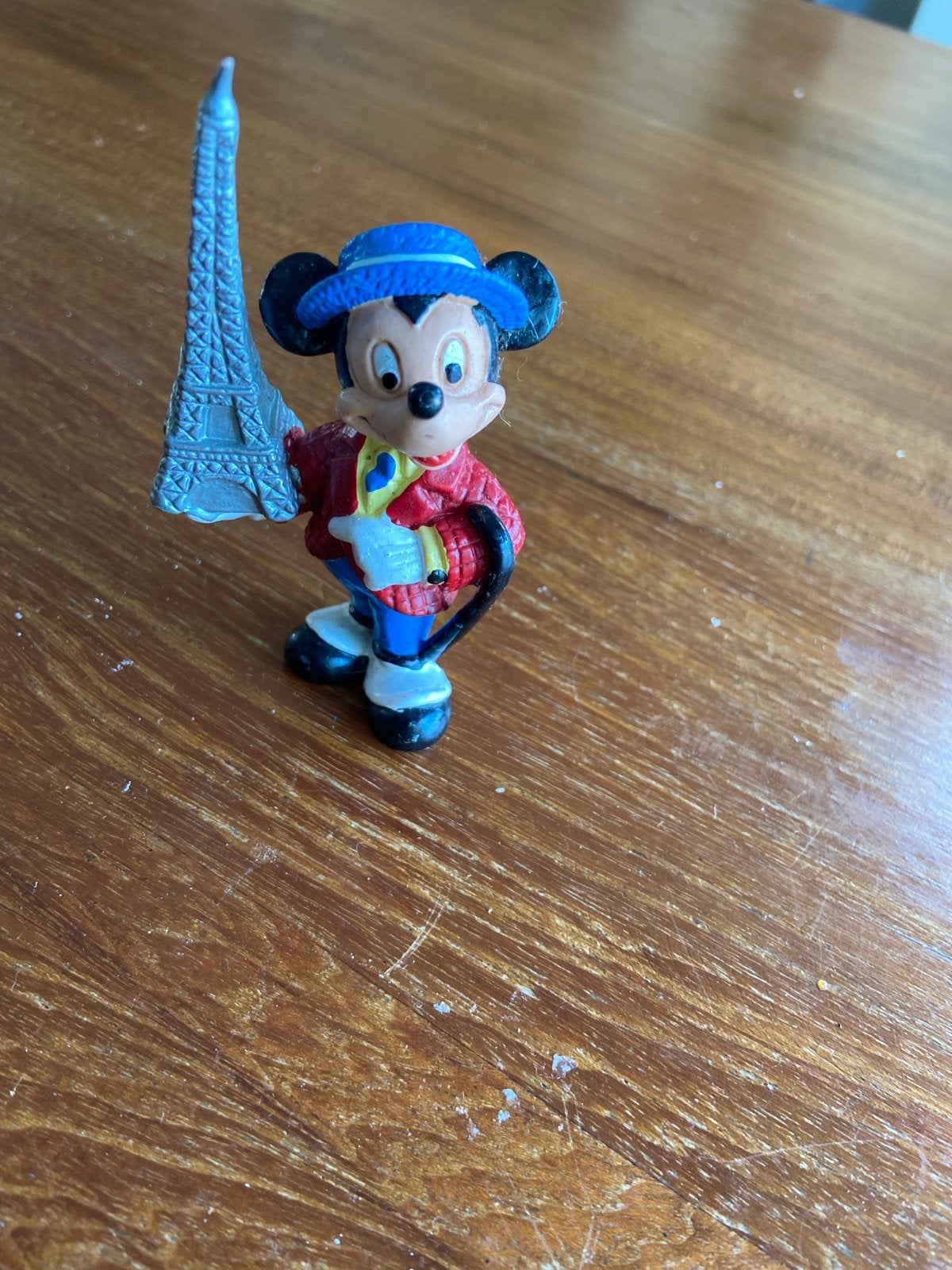 Mickey Mouse beeldje met Eiffeltoren - Disney souvenir, Ophalen of Verzenden, Mickey Mouse, Gebruikt, Beeldje of Figuurtje