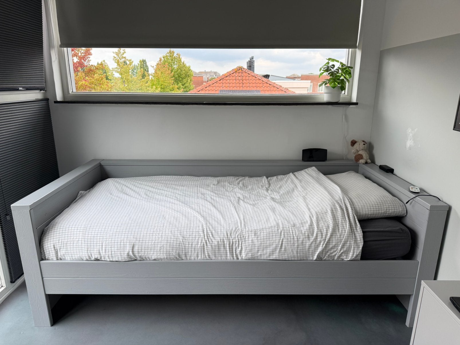 Woood Dennis bedbank betongrijs, Huis en Inrichting, Slaapkamer | Bedden, Ophalen, Gebruikt, 90 cm, Eenpersoons