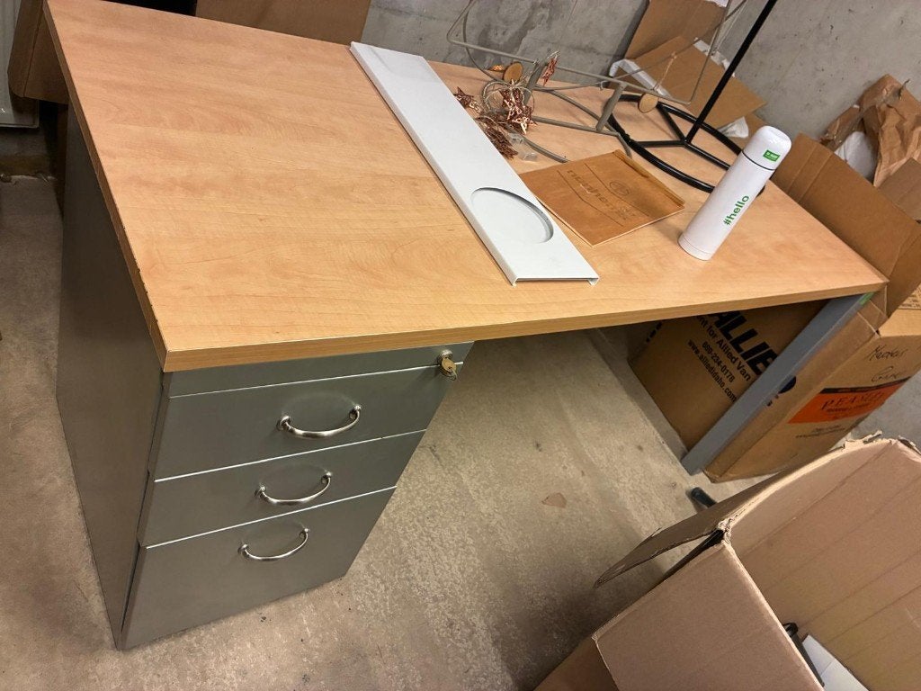 Bureau metaal/hout, Ophalen, Grenenhout, 100 tot 150 cm, Zo goed als nieuw
