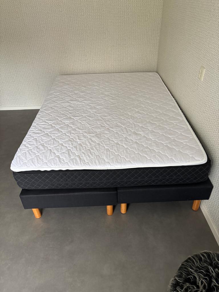 Bed 140x200cm ZGAN incl. matras, topper en beddengoed, Ophalen, Tweepersoons, 140 cm, Zo goed als nieuw
