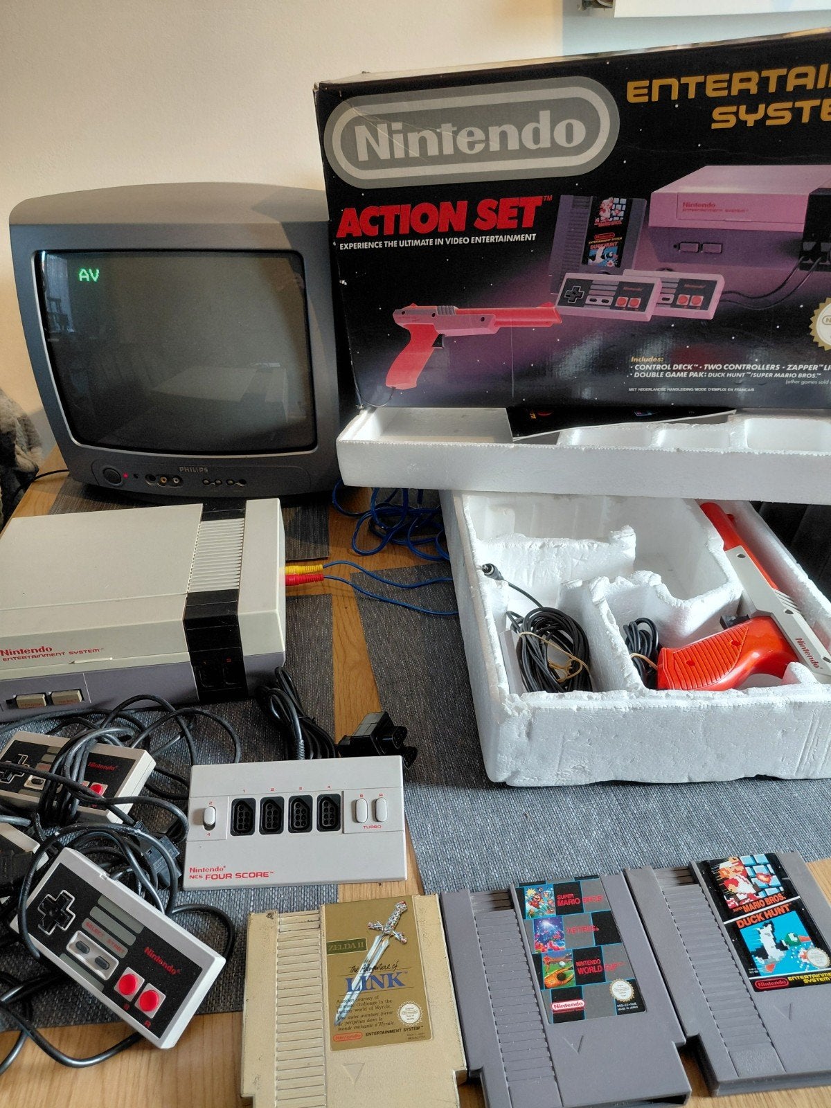 Nintendo NES Action Set Compleet met Doos en zelda, Ophalen, Gebruikt, Met 3 controllers of meer, Met zapper/pistool