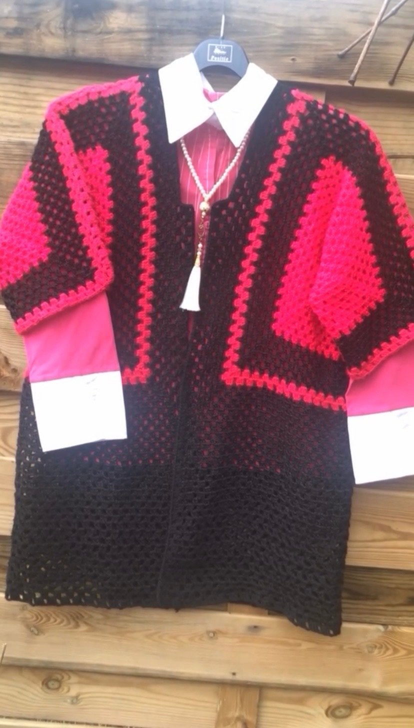 Uniek Gebreid Vest - Zwart met Felroze Accent, Kleding | Dames, Truien en Vesten, Ophalen of Verzenden, Nieuw, Maat 46/48 (XL) of groter