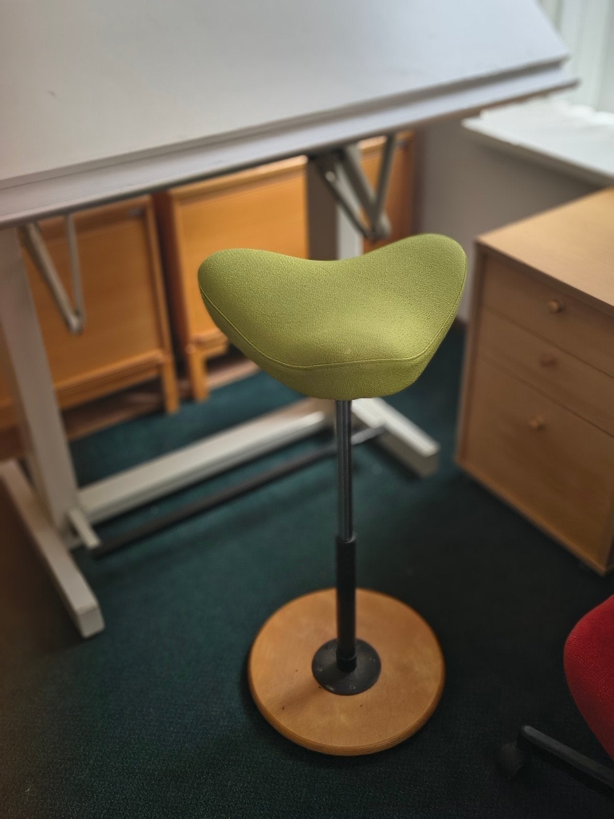 Ergonomische Zit-Sta Kruk - Groen, Overige kleuren, Hout, Ophalen of Verzenden, Zo goed als nieuw