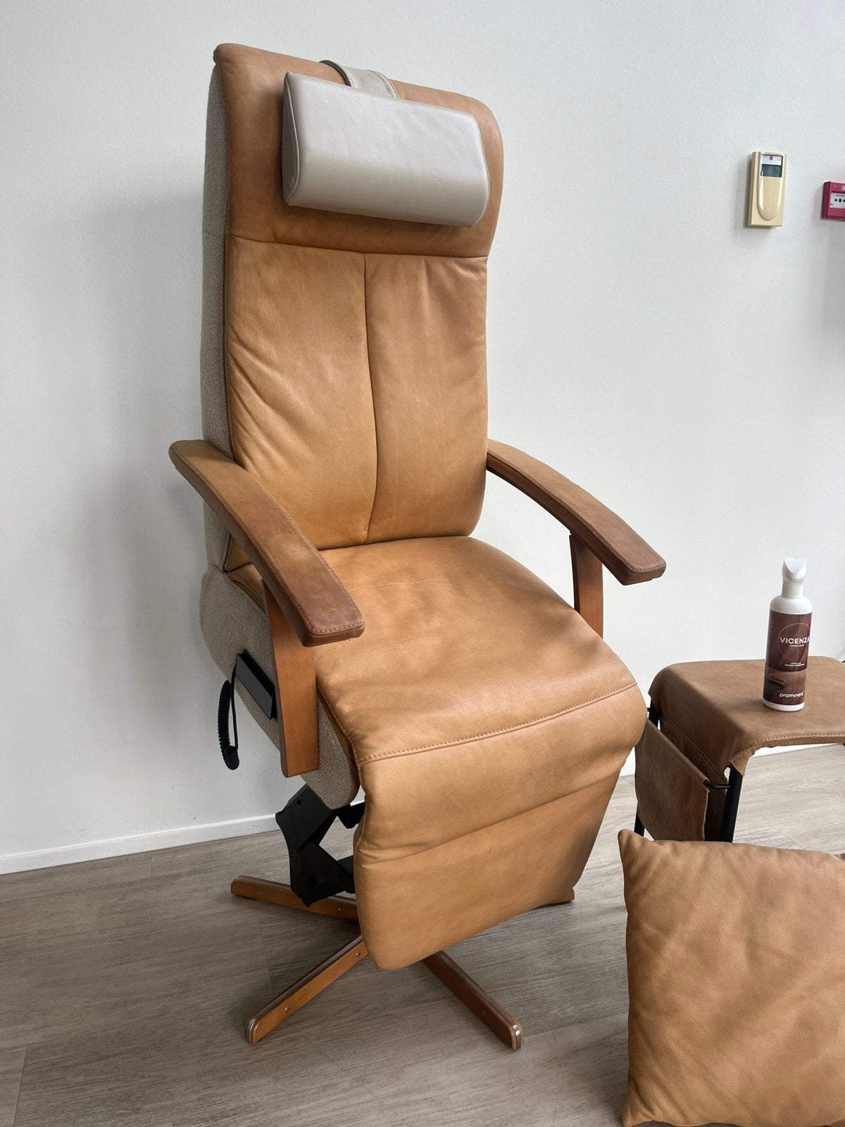 Prominent S-100 Sta Op Fauteuil Rug Massage USB Wellness M, Ophalen, Zo goed als nieuw, Stof, 50 tot 75 cm