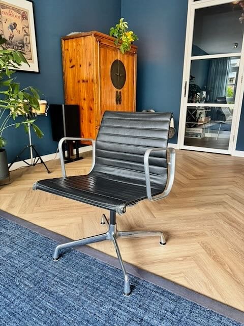 Eames EA103 leer, Huis en Inrichting, Ophalen, Gebruikt, Zwart, Eén