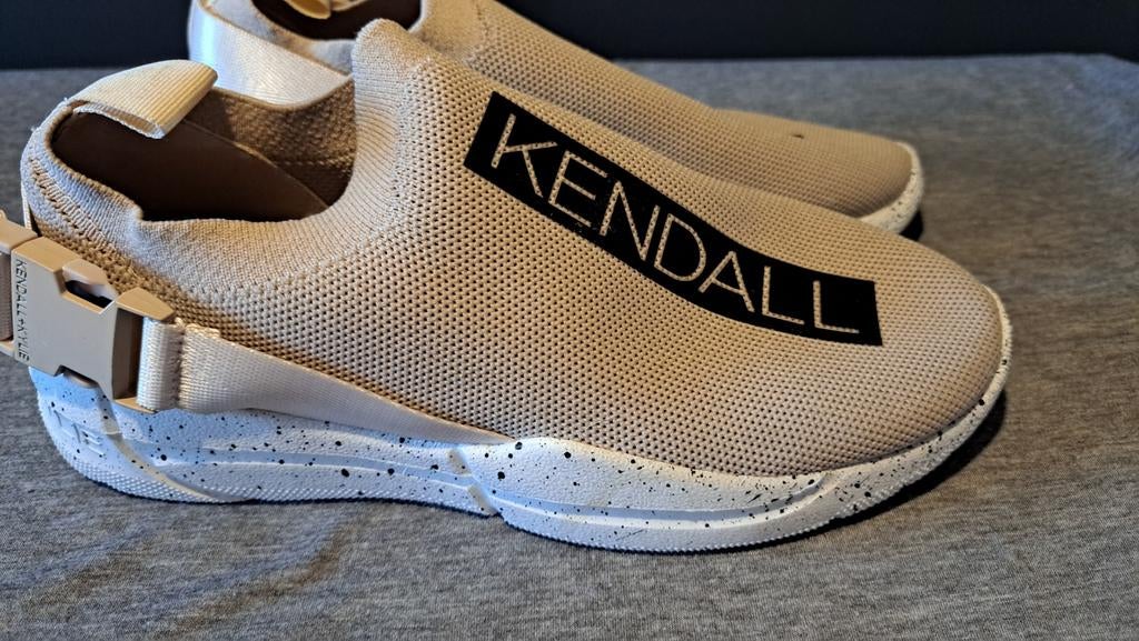 Kendall + Kylie sneakers - Zo goed als nieuw, Beige, Ophalen of Verzenden, Kendall + Kylie, Sneakers of Gympen