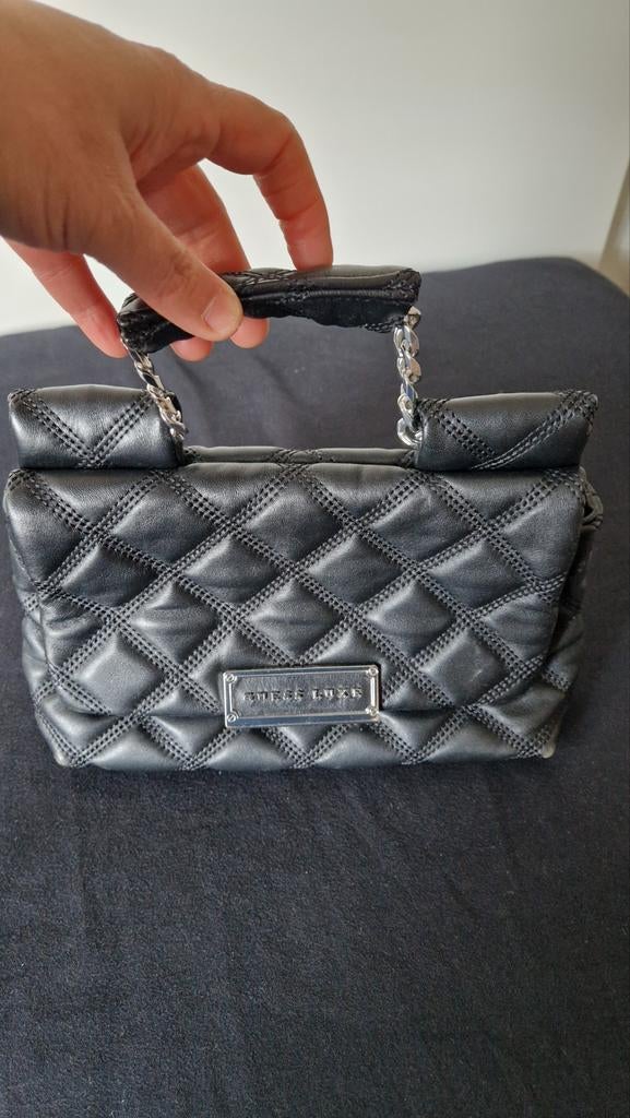 Guess Luxe Schoudertas Zwart - Zo goed als nieuw, Ophalen of Verzenden