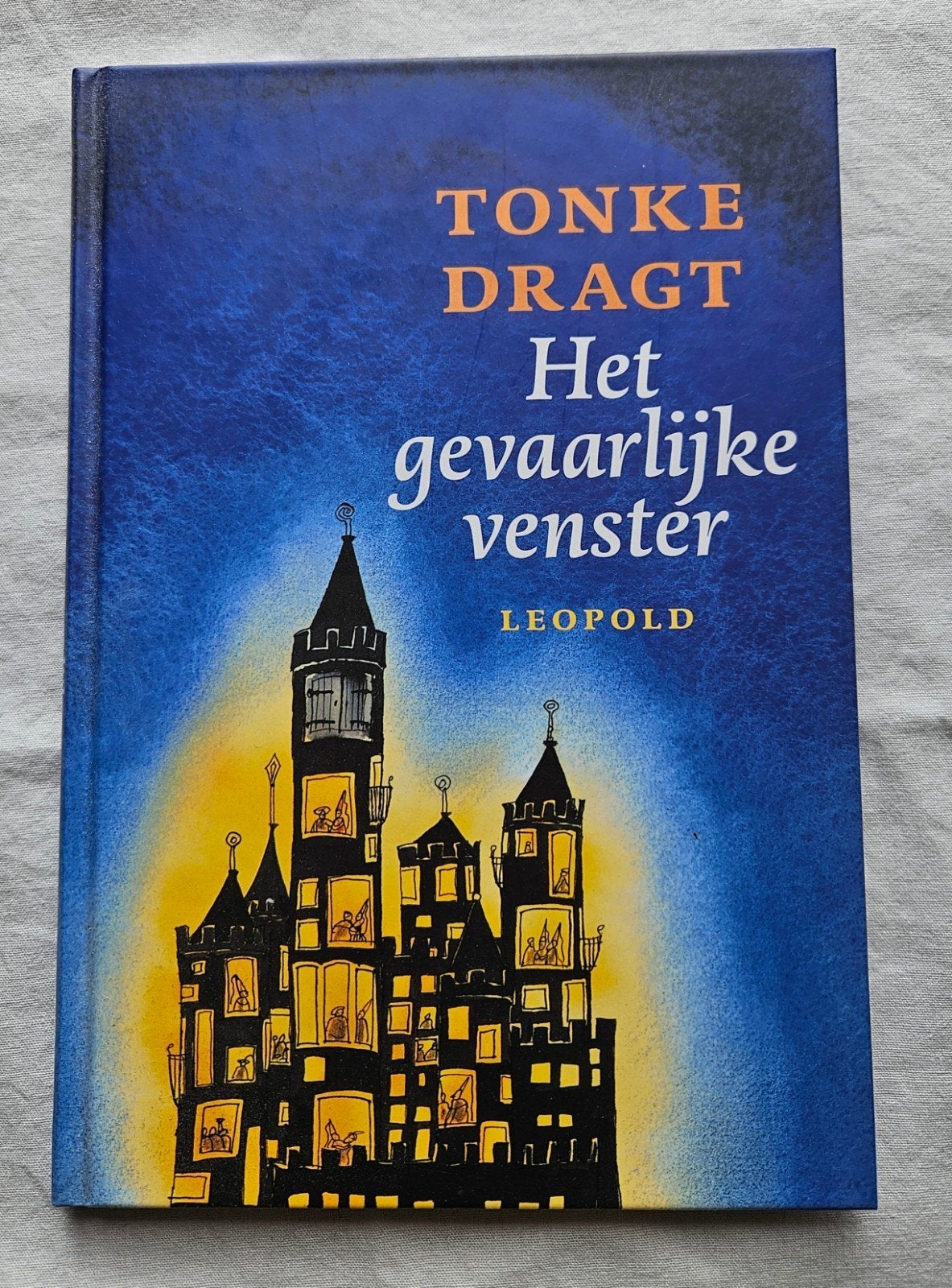 Het gevaarlijke venster hardcover van Tonke Dragt, Ophalen of Verzenden, Zo goed als nieuw, Fictie algemeen
