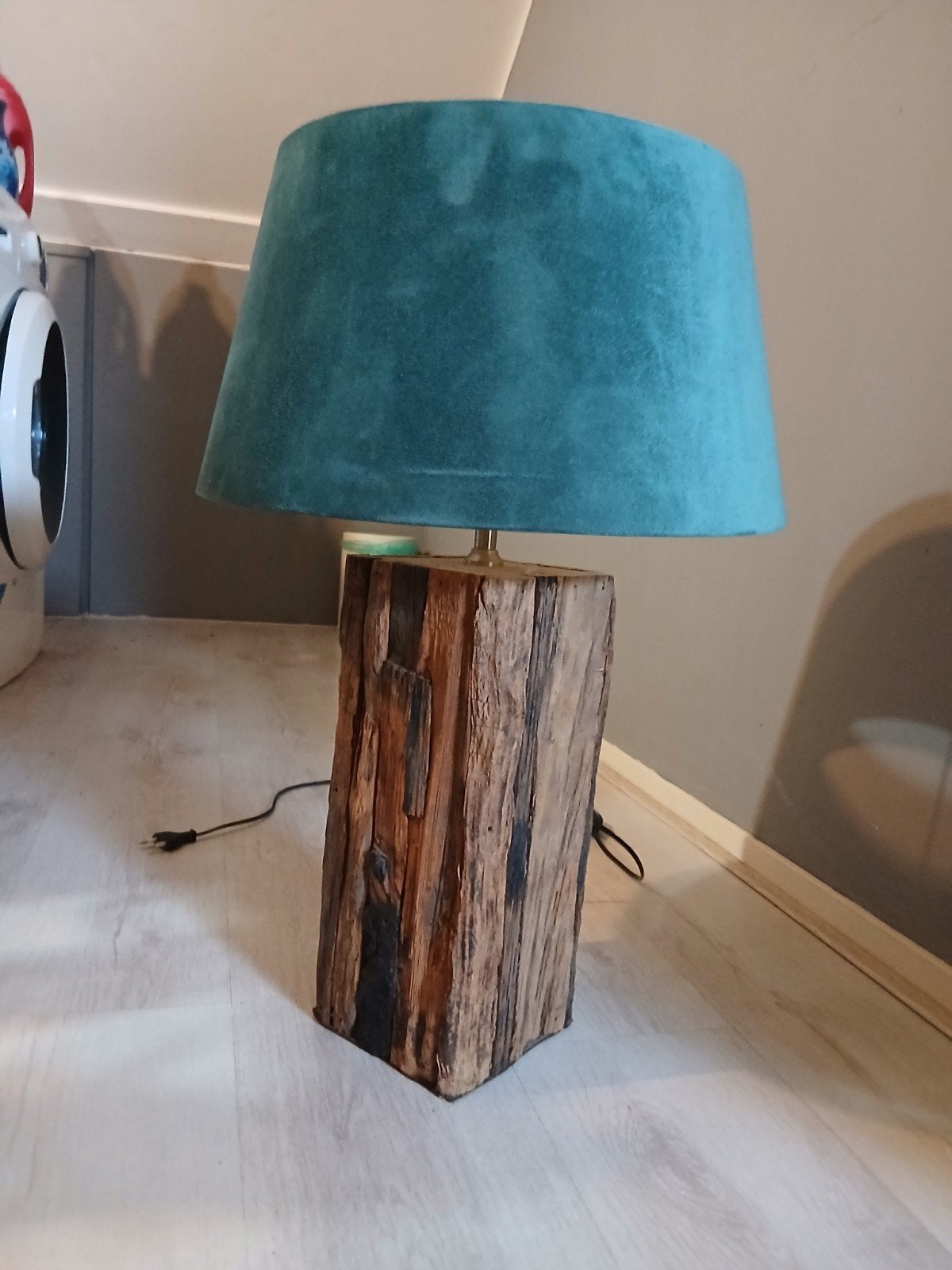 Unieke tafellamp met houten voet en turquoise kap, Huis en Inrichting, Ophalen, Meerkleurig, Met kap, Hout