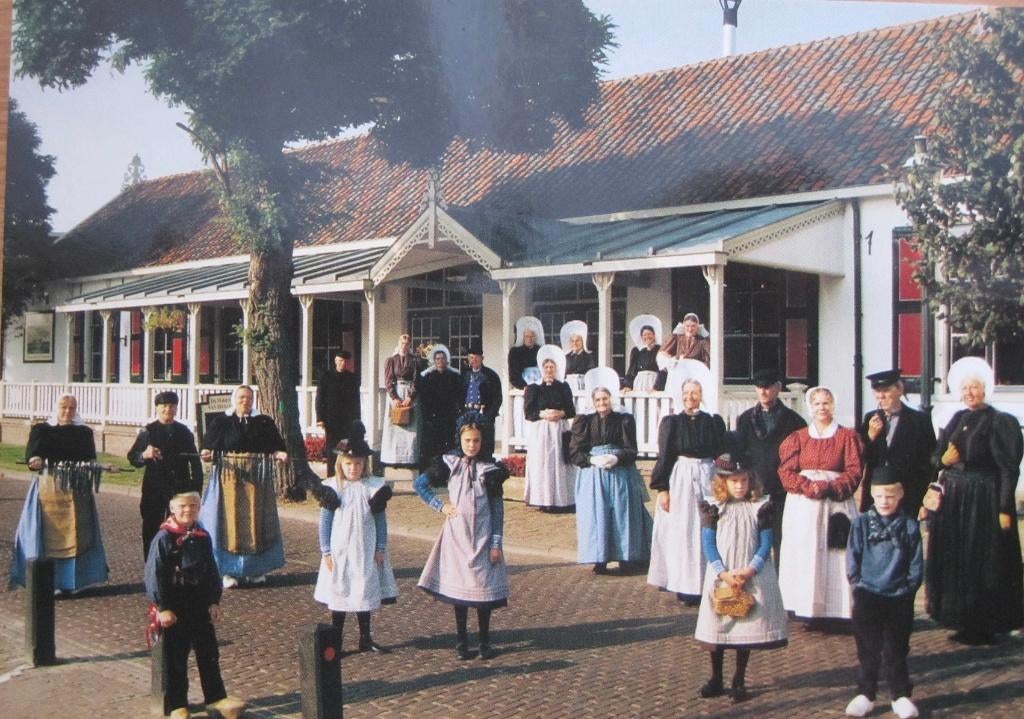 ansichtkaart klederdracht groep Historische kring Huizen NH, Verzenden, 1980 tot heden, Ongelopen, Klederdracht