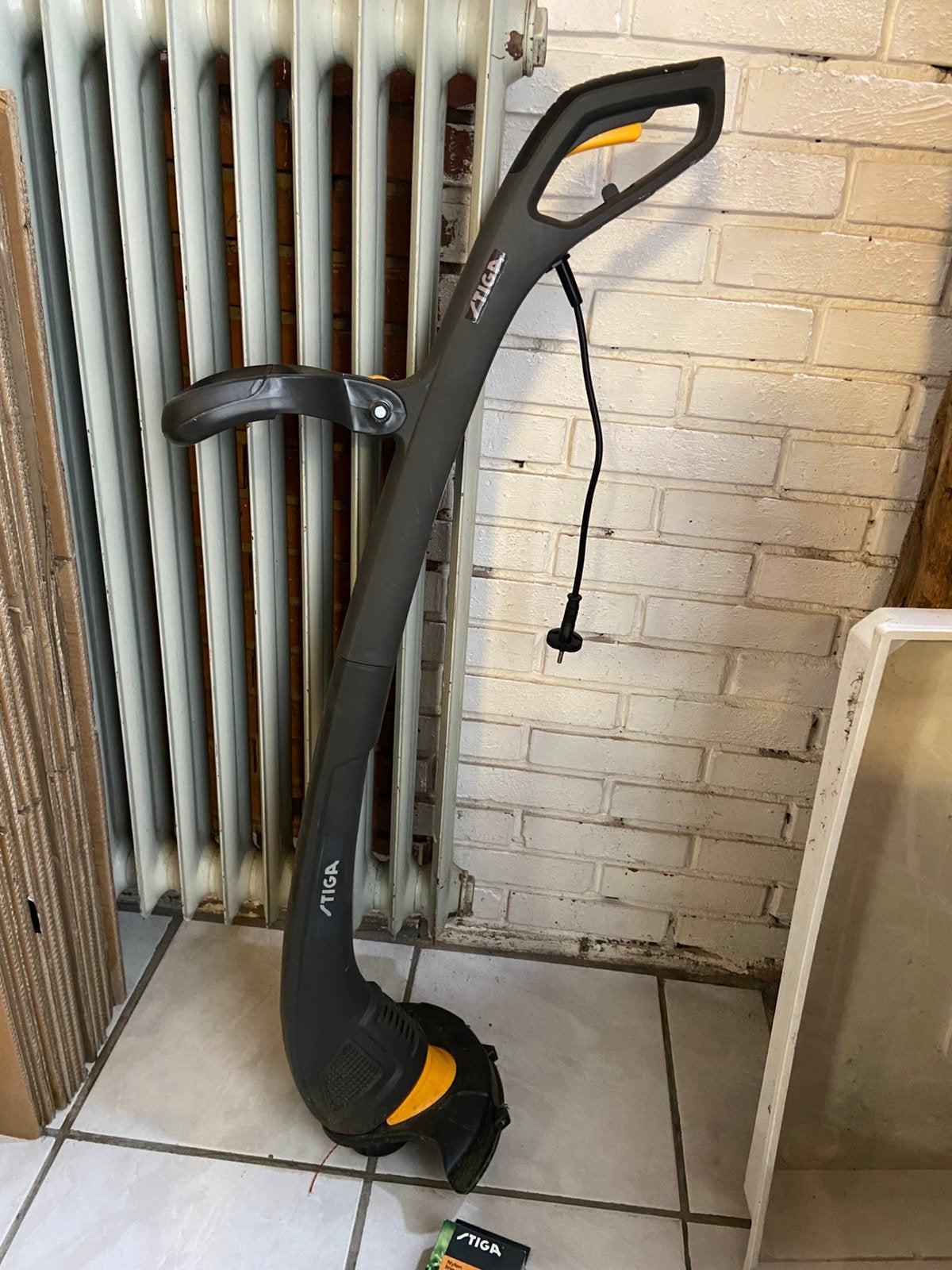 Stiga grastrimmer met pakje draad., Ophalen, Zo goed als nieuw, Benzine